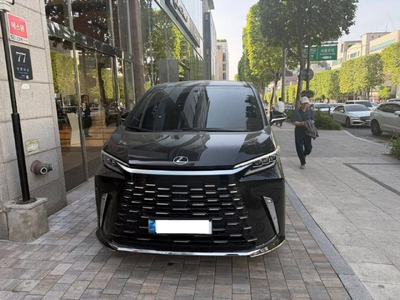 Lexus LM 500h Royal 2024, фото 1
